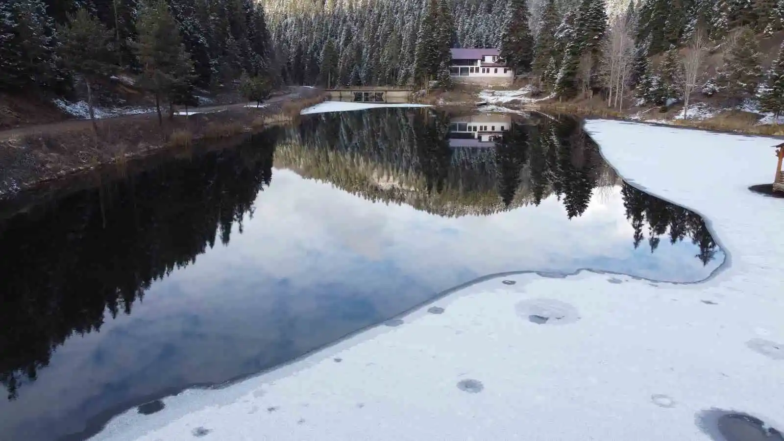 Akgöl Tabiat Parkı’nda kartpostallık kar manzarası
