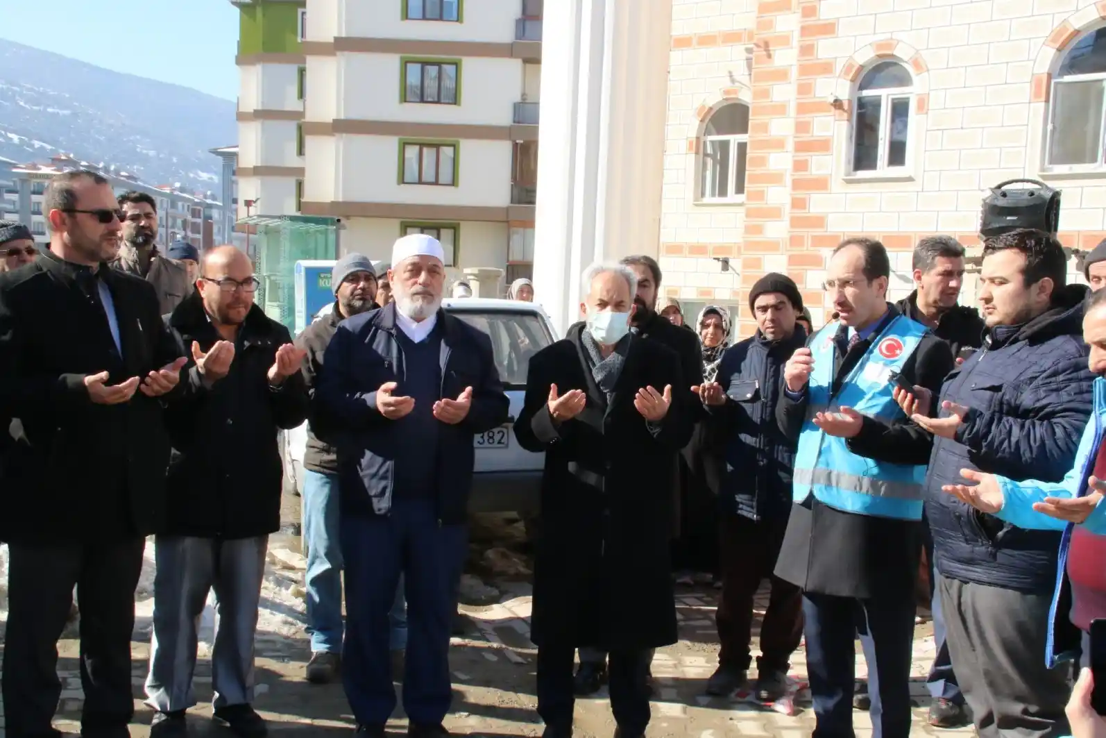 Akşehir'den depremzedelere 2 kamyon yardım
