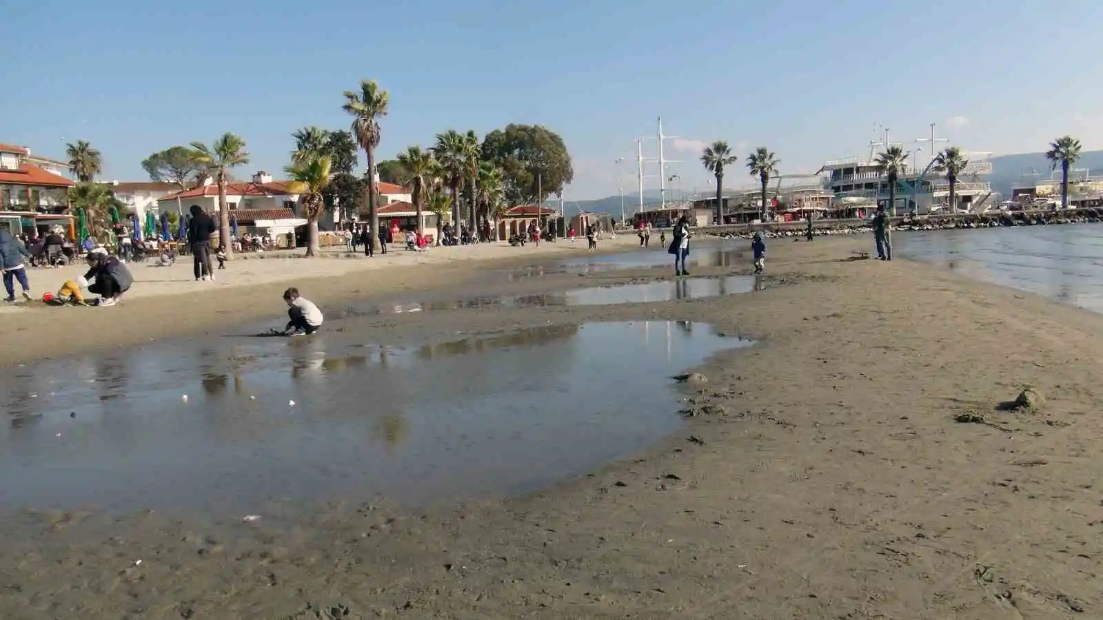 Akyaka’da ürküten deniz suyu çekilmesi 50 metreye ulaştı