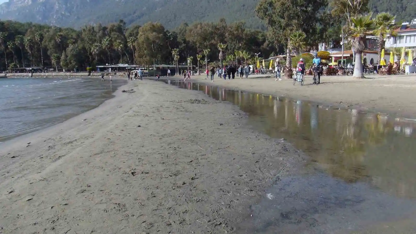 Akyaka’da ürküten deniz suyu çekilmesi 50 metreye ulaştı