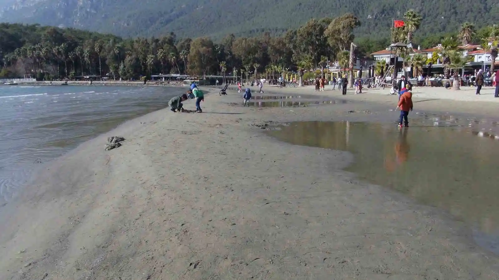 Akyaka’da ürküten deniz suyu çekilmesi 50 metreye ulaştı