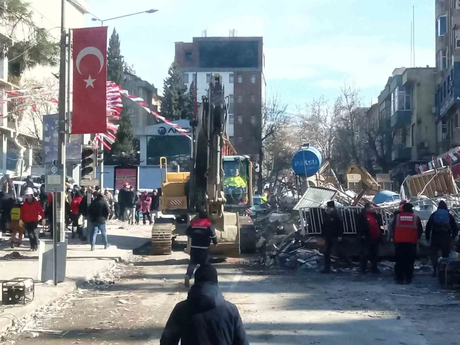 Akyazı Belediyesi’nin ekipleri kurtarma çalışmalarına başladı
