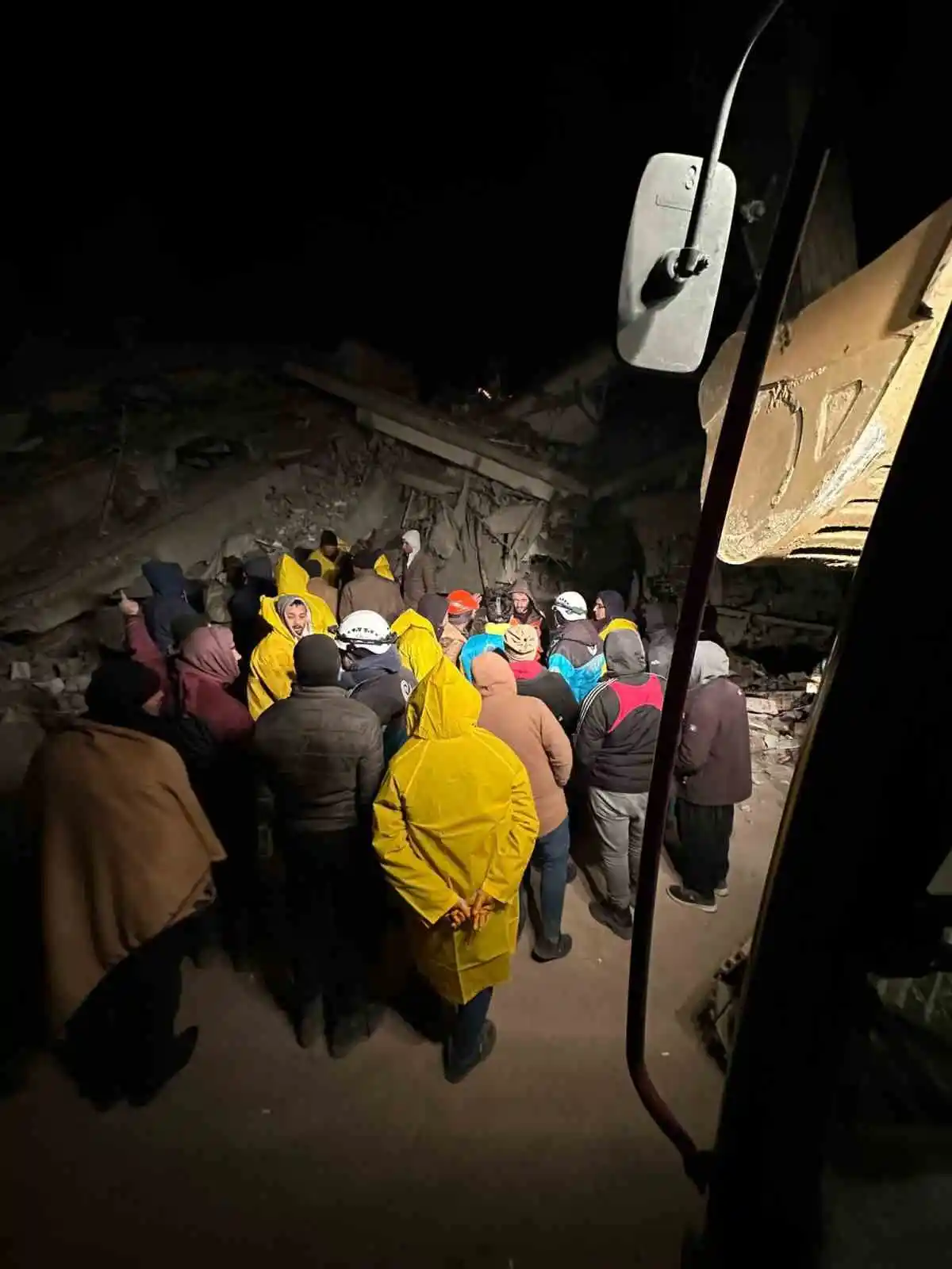 Akyazı Belediyesi’nin ekipleri kurtarma çalışmalarına başladı