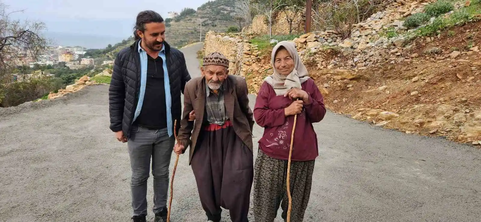 Alanya'da yaşlı çiftin yol sorunu beton dökülerek çözüldü