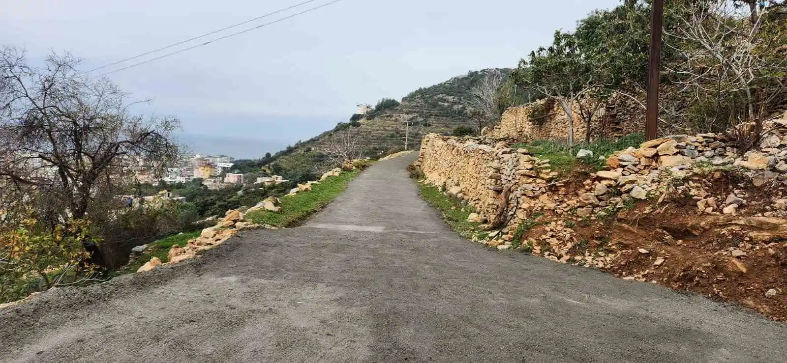 Alanya’da yaşlı çiftin yol sorunu beton dökülerek çözüldü
