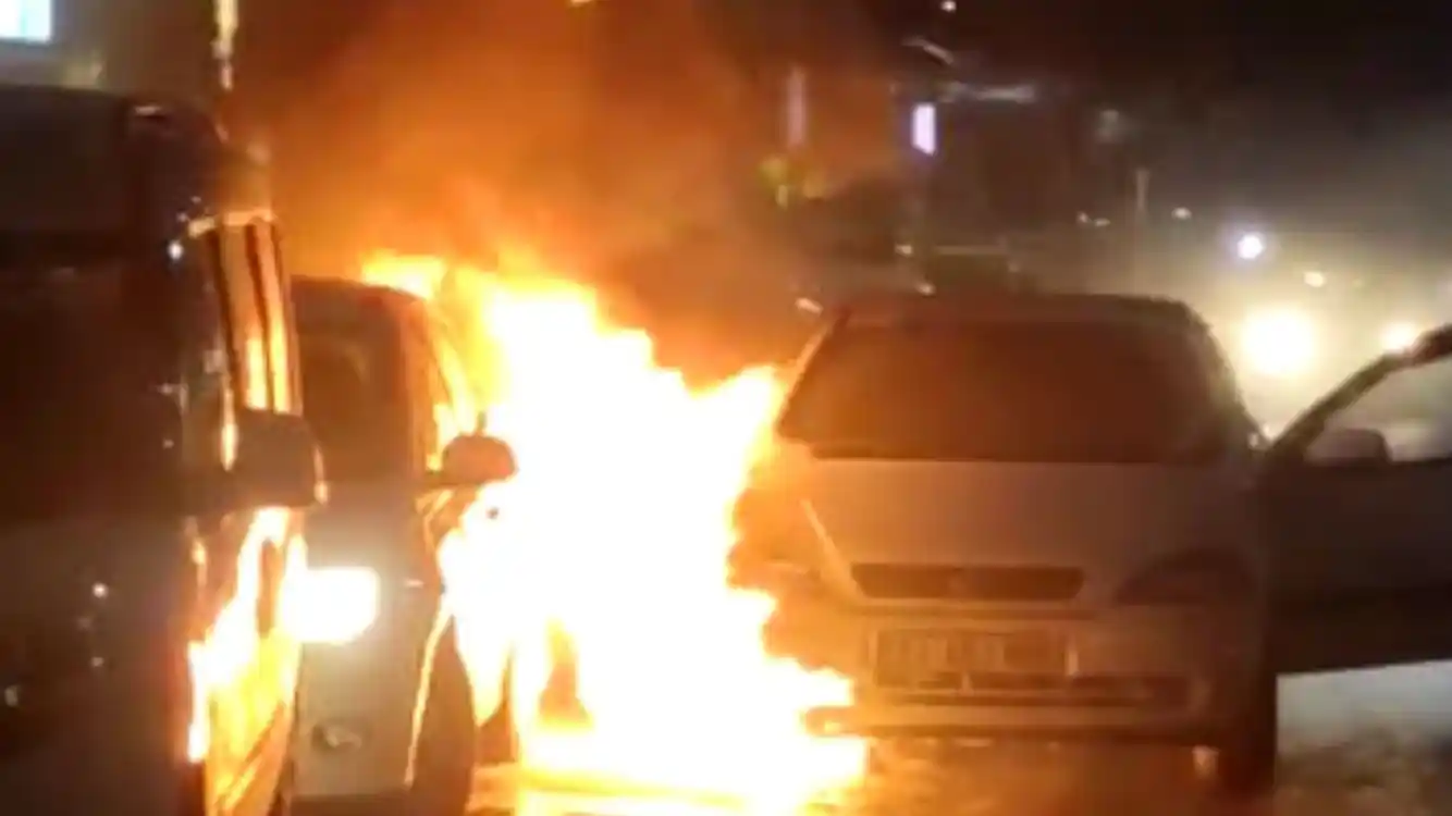 Alev alev yanan otomobili yol kenarına çekti, park halindeki otomobili de yaktı
