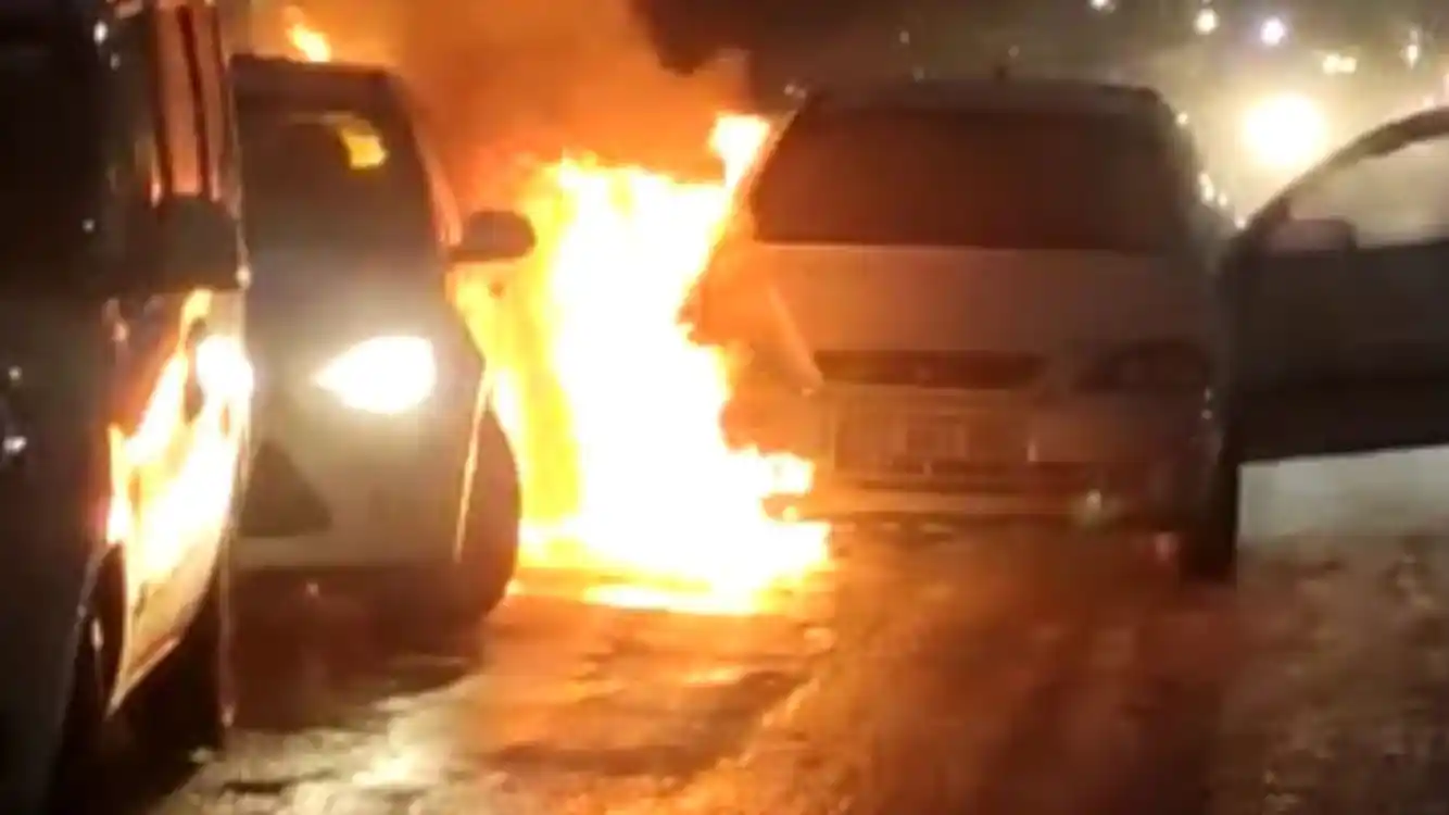 Alev alev yanan otomobili yol kenarına çekti, park halindeki otomobili de yaktı
