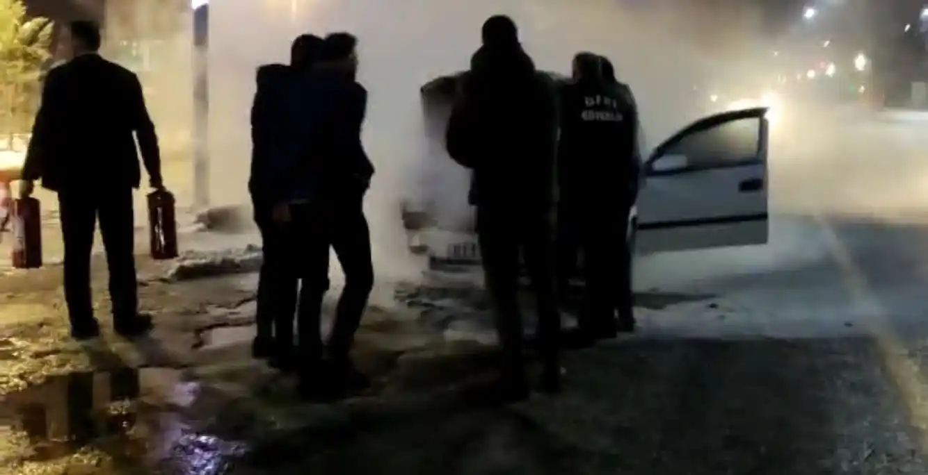 Alev alev yanan otomobili yol kenarına çekti, park halindeki otomobili de yaktı