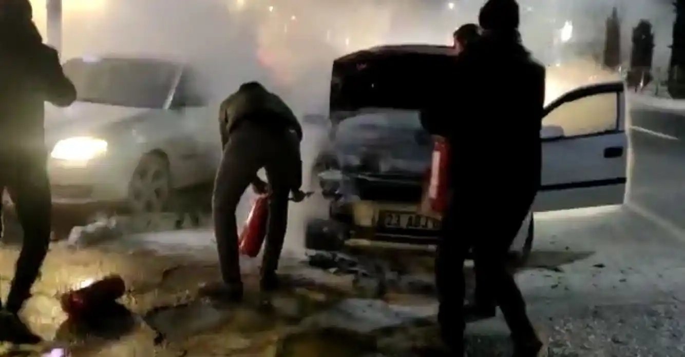 Alev alev yanan otomobili yol kenarına çekti, park halindeki otomobili de yaktı
