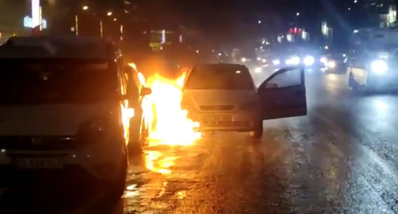 Alev alev yanan otomobili yol kenarına çekti, park halindeki otomobili de yaktı
