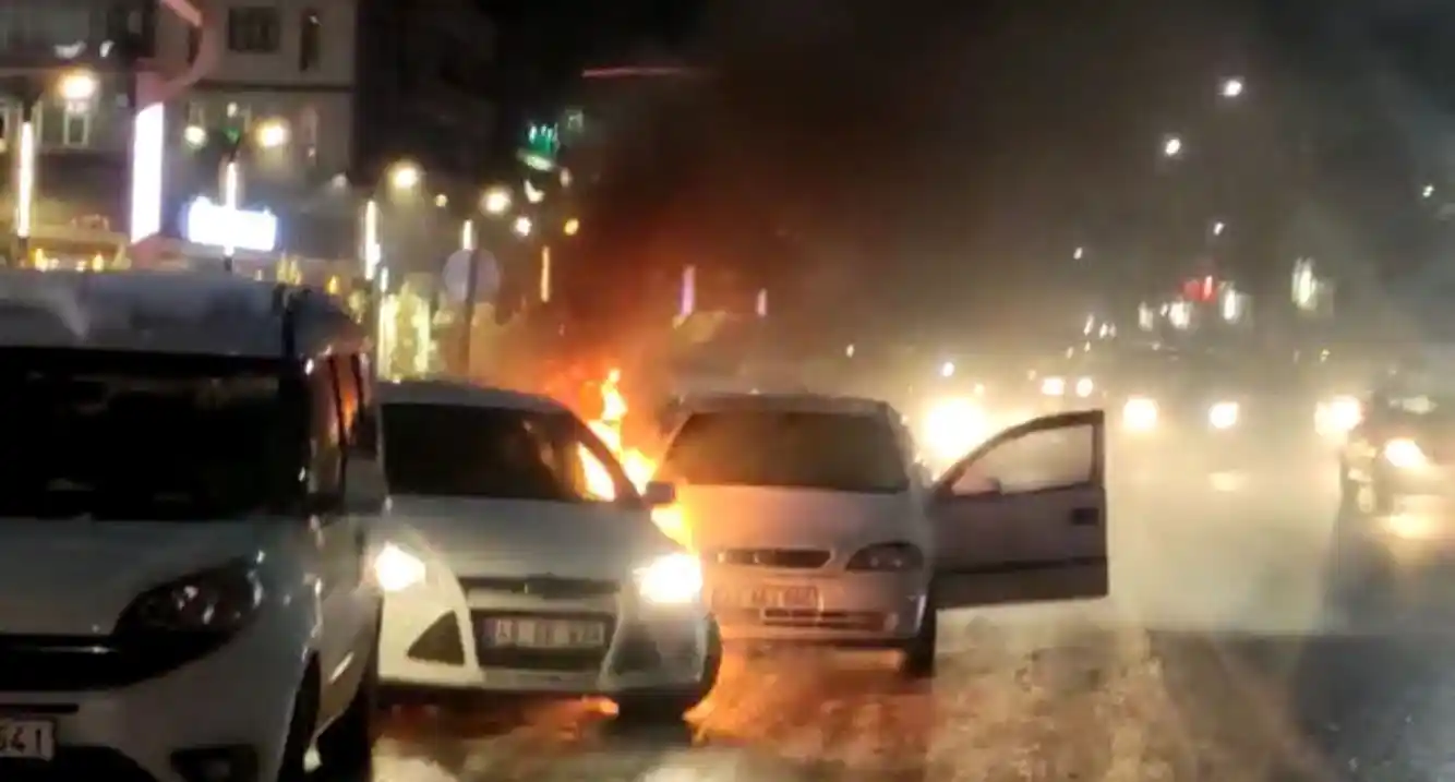 Alev alev yanan otomobili yol kenarına çekti, park halindeki otomobili de yaktı
