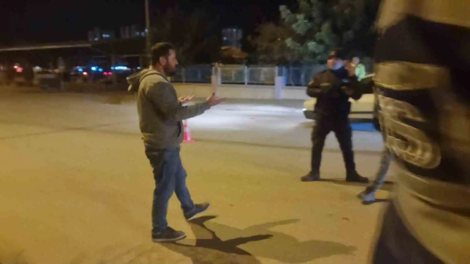 Alkollü şahıslar denetimde polislere zor anlar yaşattı
