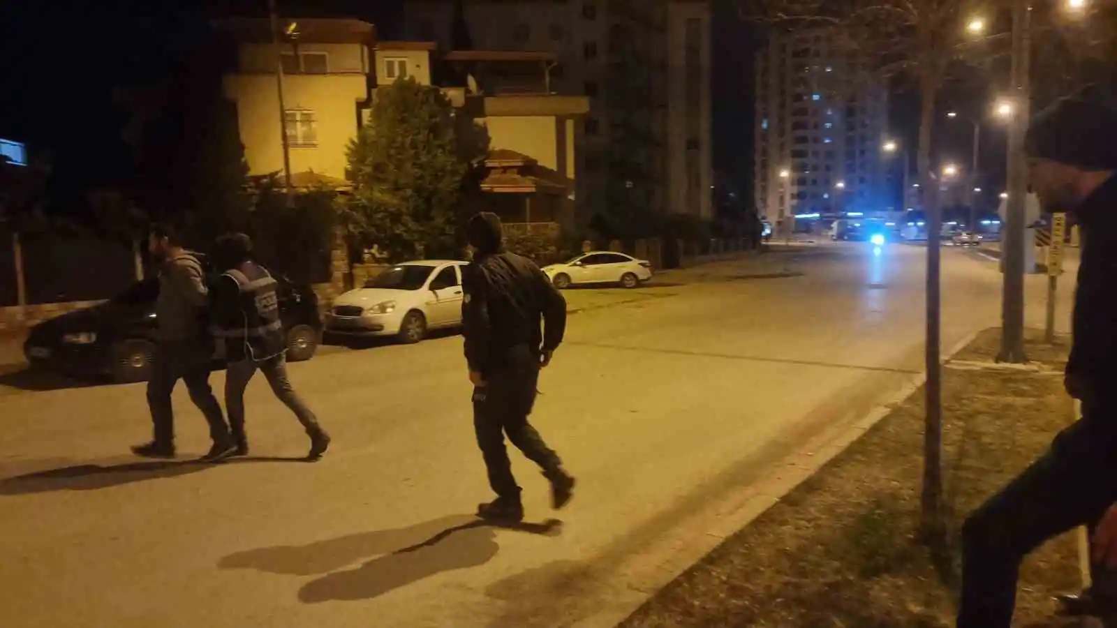 Alkollü şahıslar denetimde polislere zor anlar yaşattı
