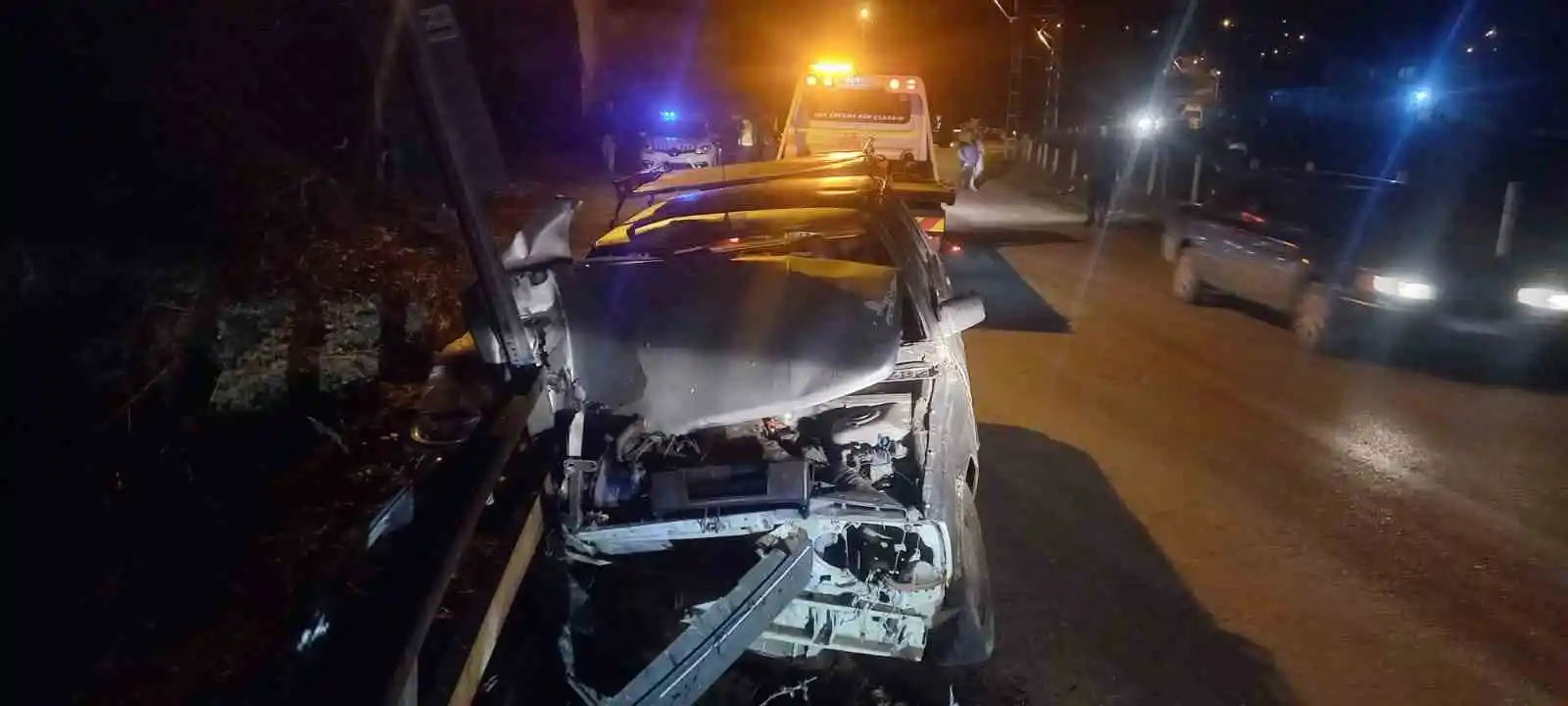 Alkollü sürücü bariyerlere çarptı: 1'i ağır 3 yaralı