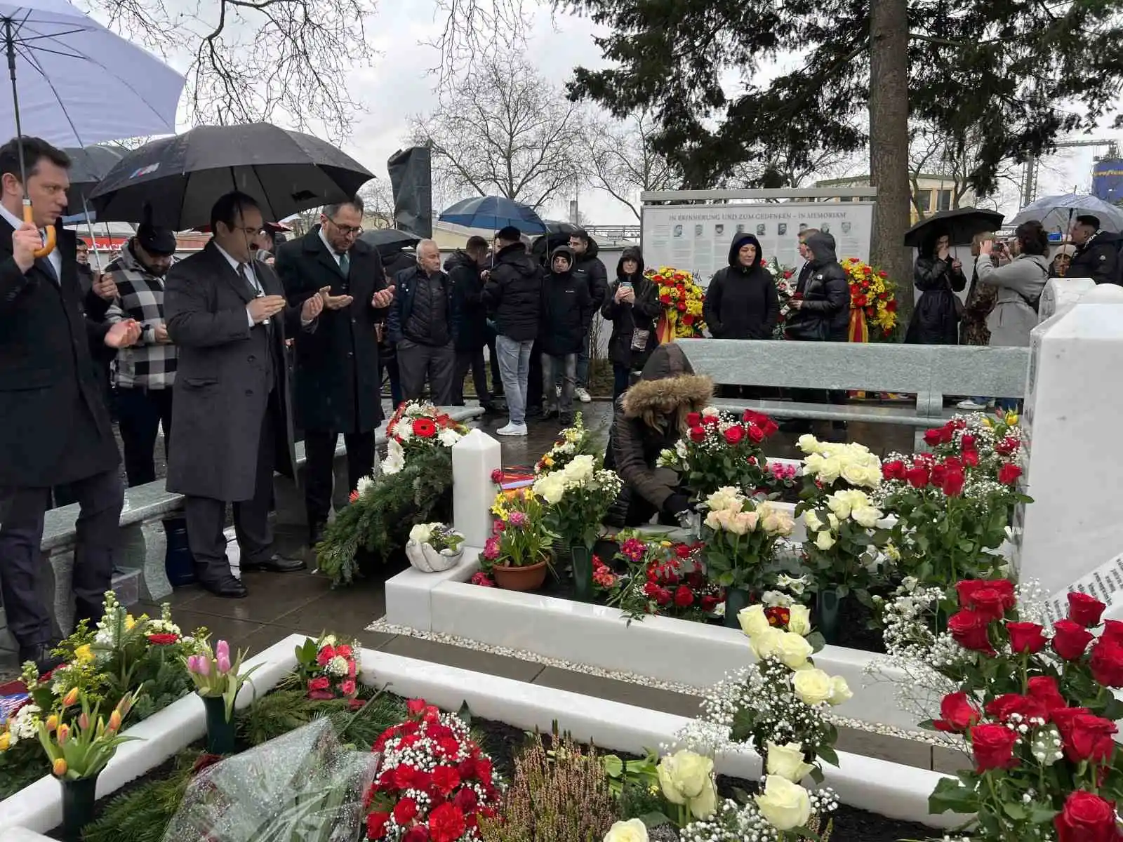 Almanya'da Hanau'daki ırkçı saldırının kurbanları unutulmadı
