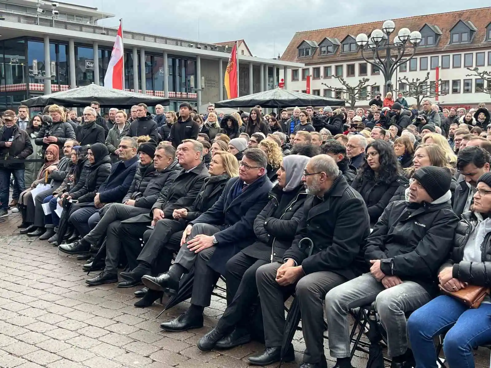 Almanya’da Hanau’daki ırkçı saldırının kurbanları unutulmadı
