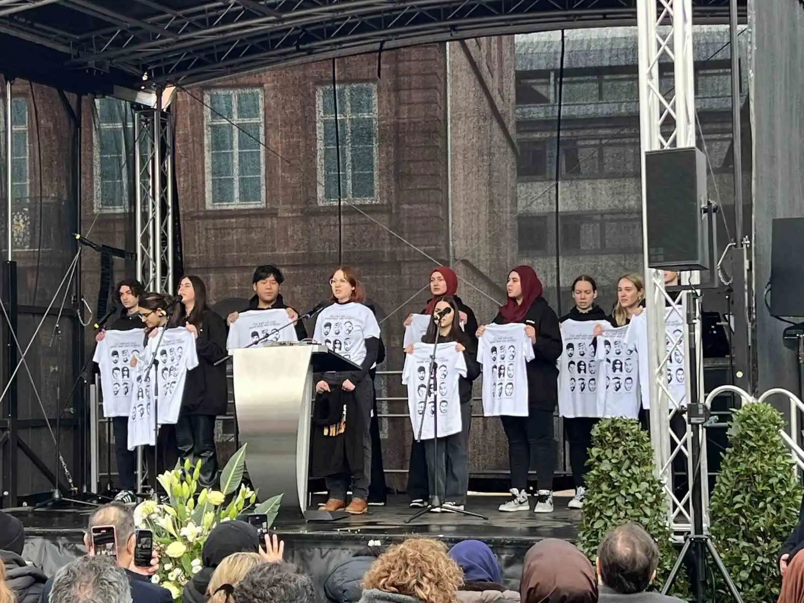 Almanya’da Hanau’daki ırkçı saldırının kurbanları unutulmadı
