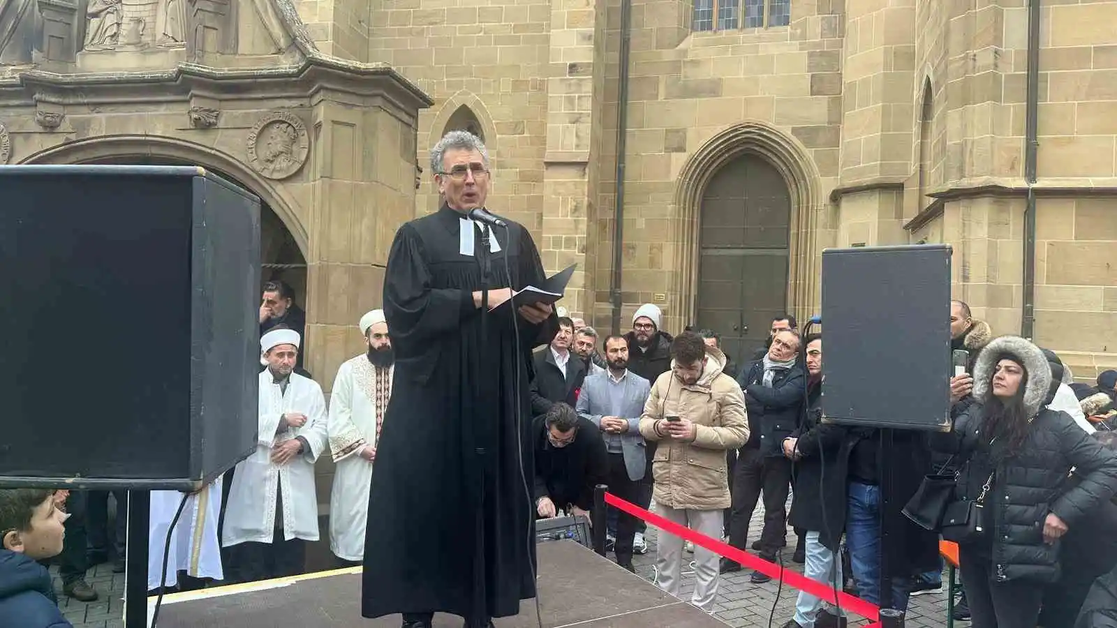 Almanya’da imamlar ve papazlar Türkiye için dua etti