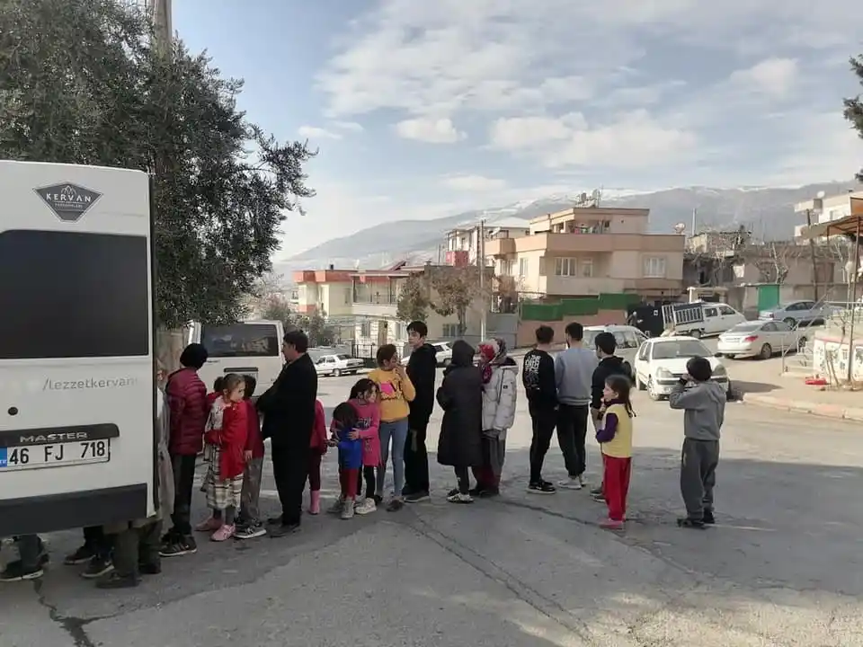 Alpedo Kervan depremzedelere sıcak yemek ulaştırıyor