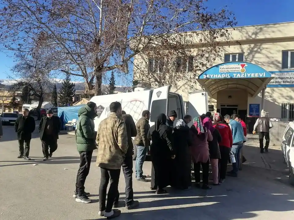 Alpedo Kervan depremzedelere sıcak yemek ulaştırıyor