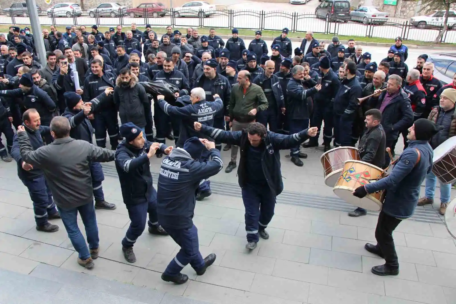 Amasya Belediyesi'nde işçiler rekor maaş zammını davul-zurnayla kutladı
