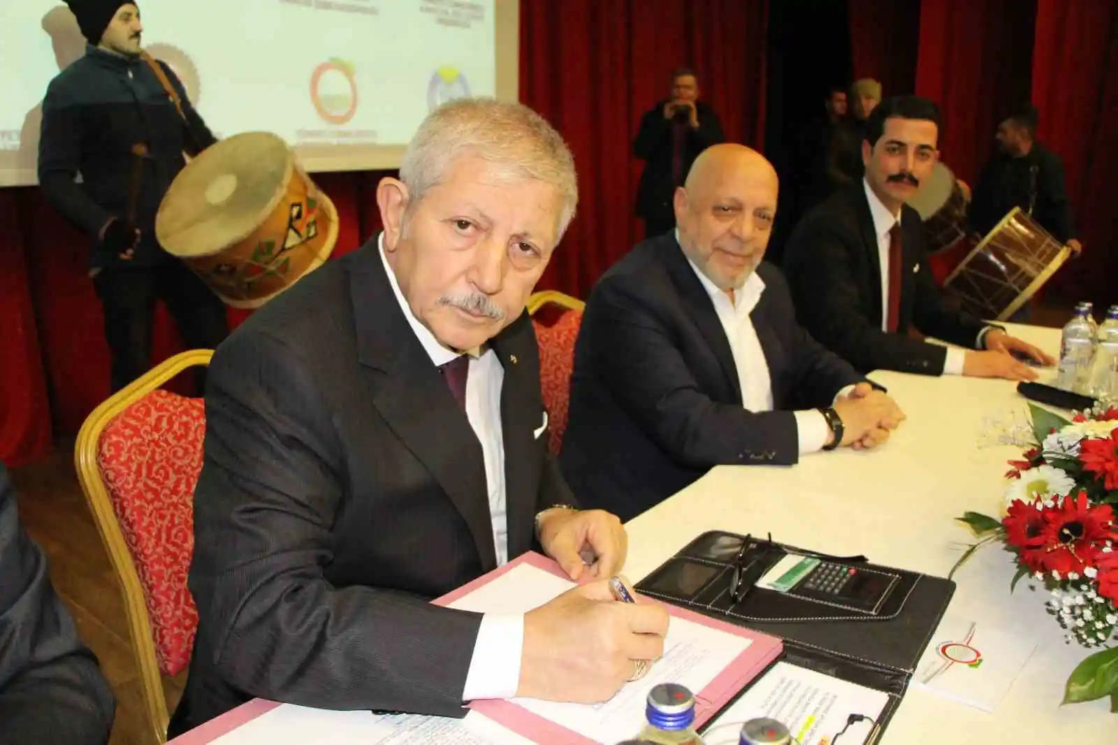 Amasya Belediyesi’nde işçiler rekor maaş zammını davul-zurnayla kutladı
