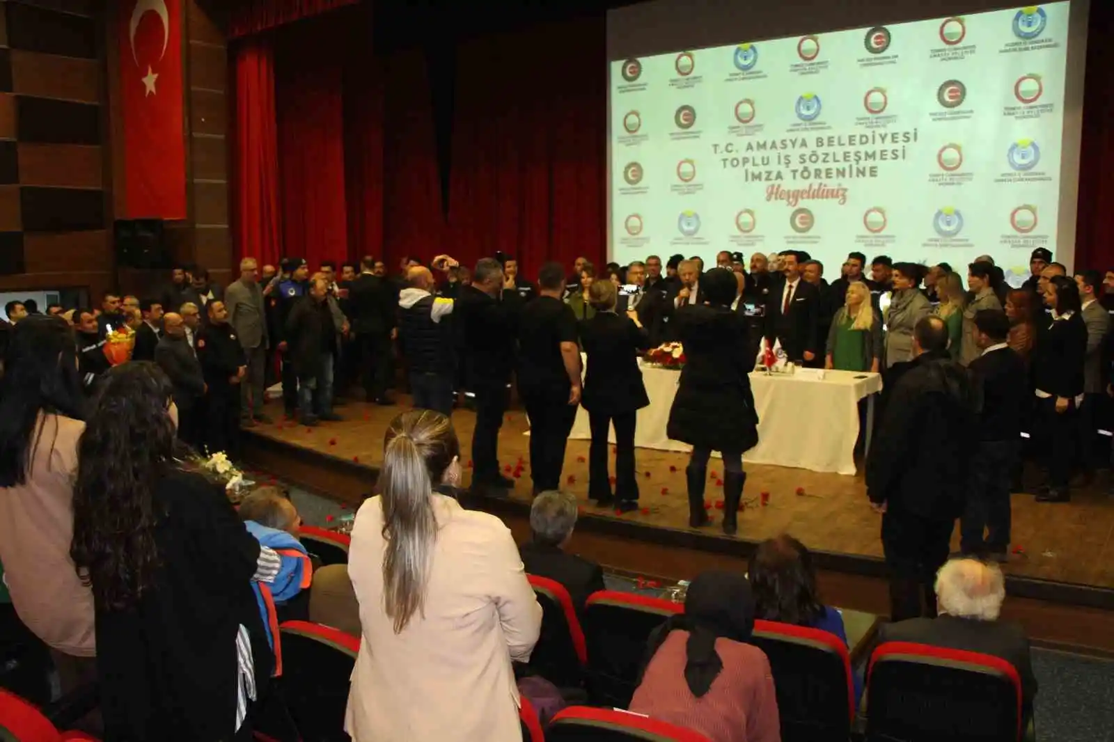 Amasya Belediyesi’nde işçiler rekor maaş zammını davul-zurnayla kutladı
