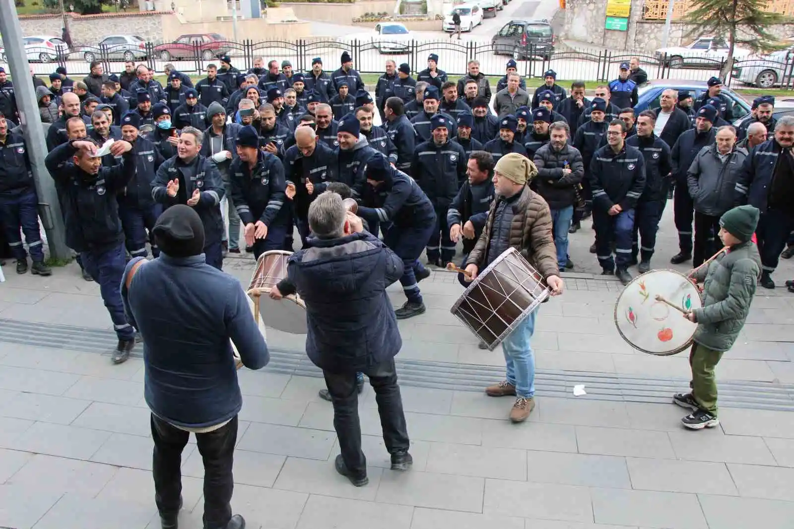 Amasya Belediyesi’nde işçiler rekor maaş zammını davul-zurnayla kutladı