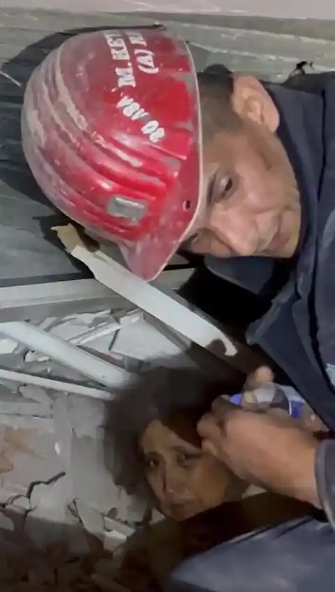 Amasyalı madenci elleriyle kazdığı enkazdaki kadının yüzünü böyle yıkadı