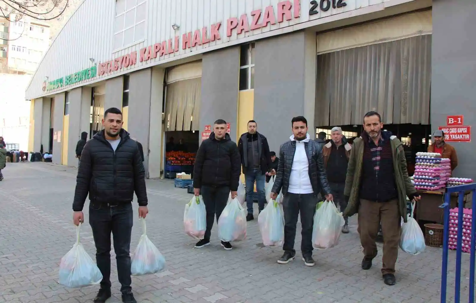 Amasyalı pazarcılardan depremzedeler için sebze-meyve kampanyası: "Acılar paylaştıkça azalacak"