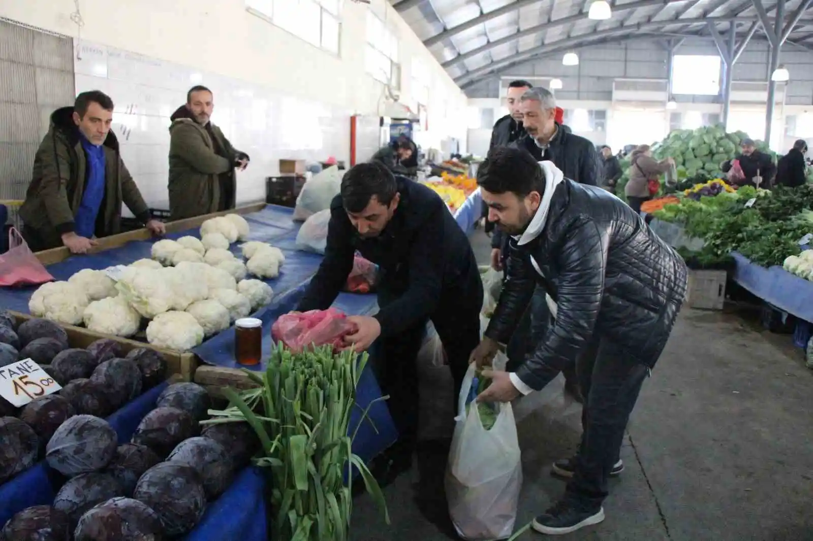 Amasyalı pazarcılardan depremzedeler için sebze-meyve kampanyası: “Acılar paylaştıkça azalacak”
