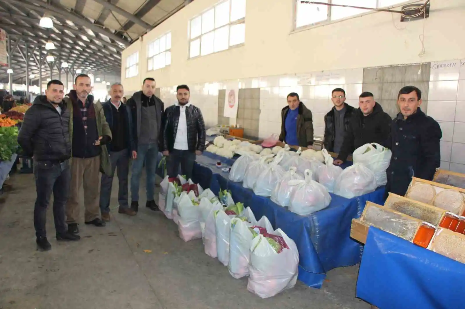 Amasyalı pazarcılardan depremzedeler için sebze-meyve kampanyası: “Acılar paylaştıkça azalacak”