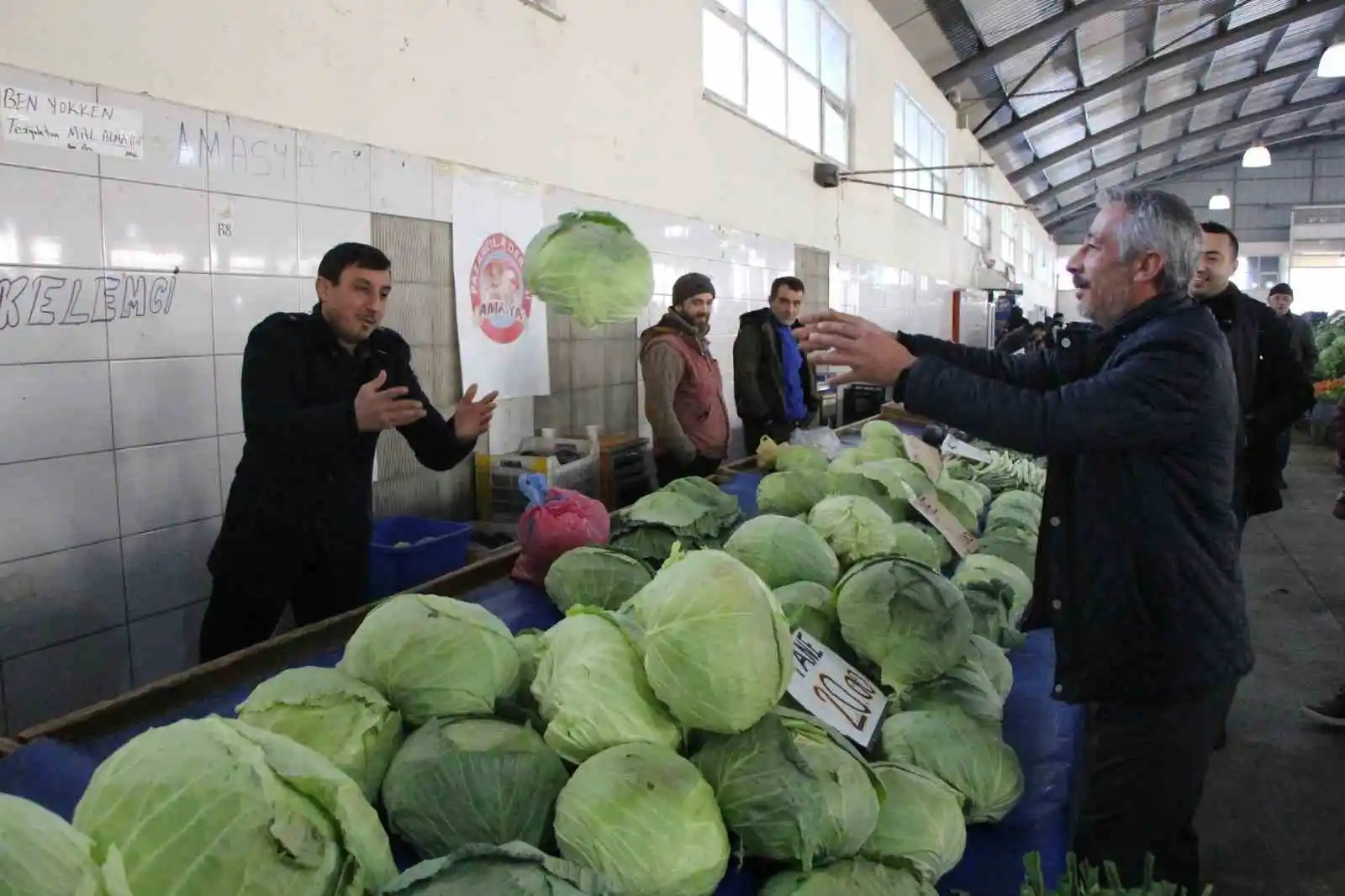 Amasyalı pazarcılardan depremzedeler için sebze-meyve kampanyası: “Acılar paylaştıkça azalacak”
