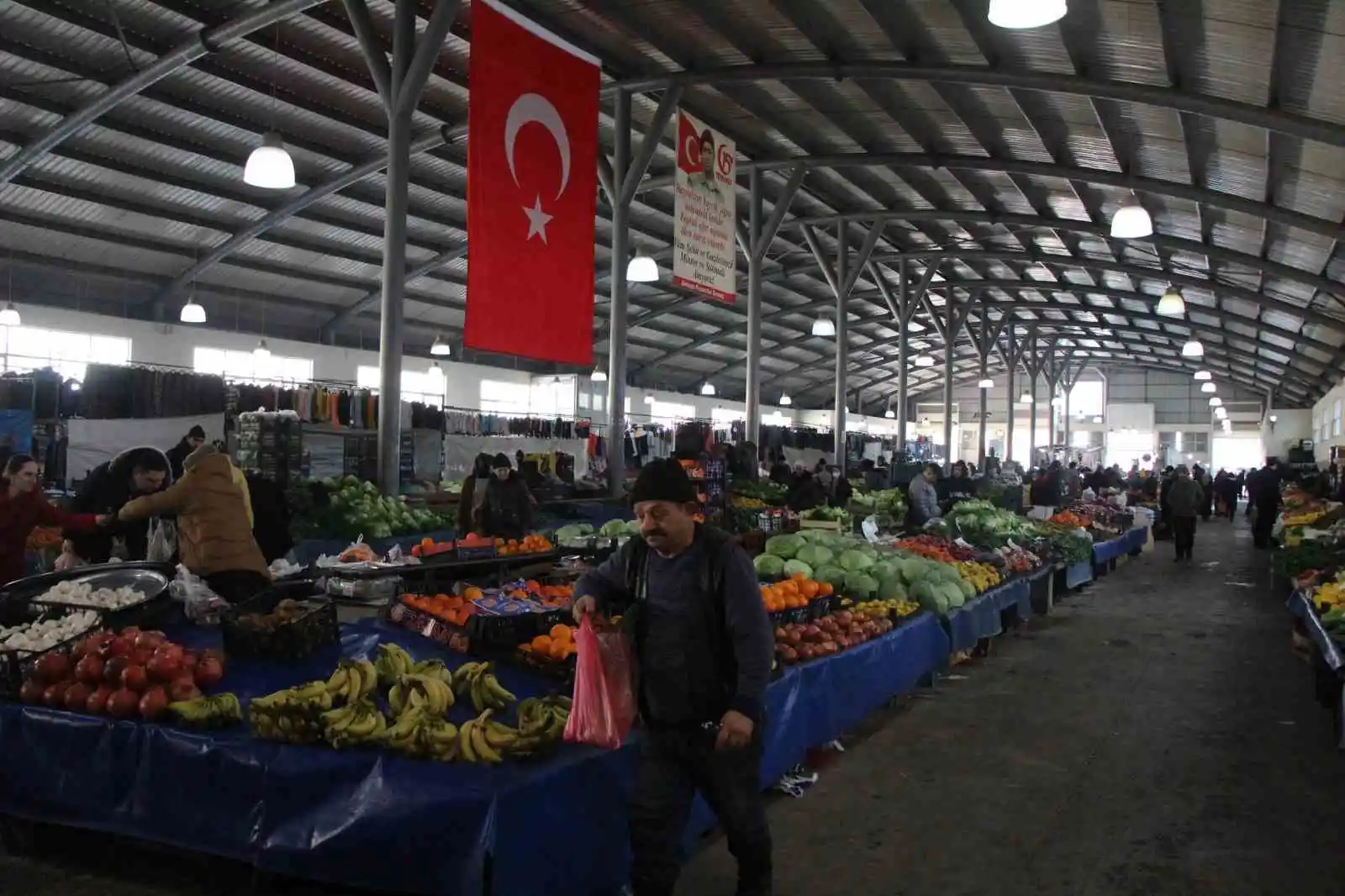 Amasyalı pazarcılardan depremzedeler için sebze-meyve kampanyası: “Acılar paylaştıkça azalacak”