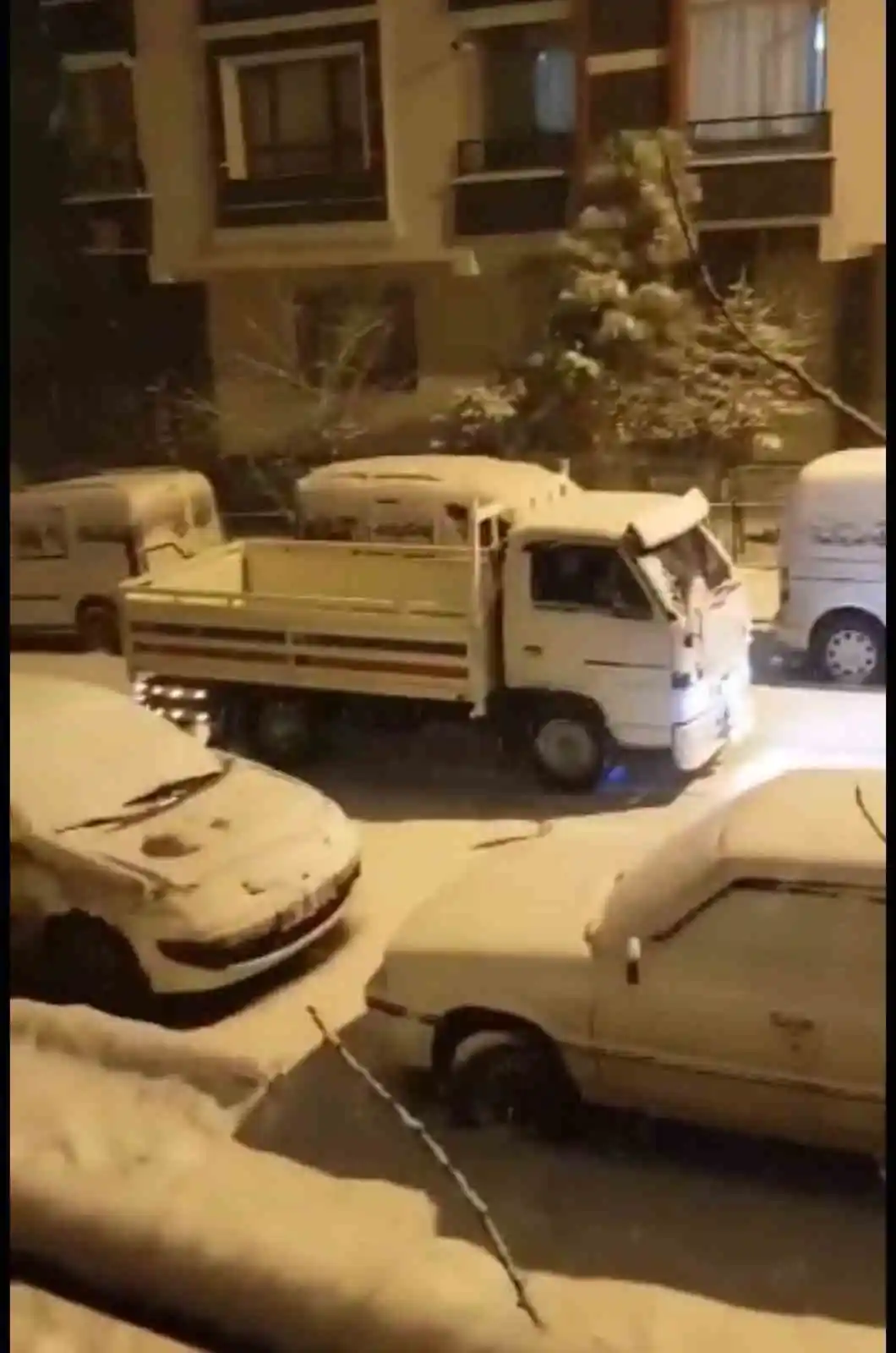 Ankara'da etkili olan kar yağışı trafikte zor anlar yaşattı
