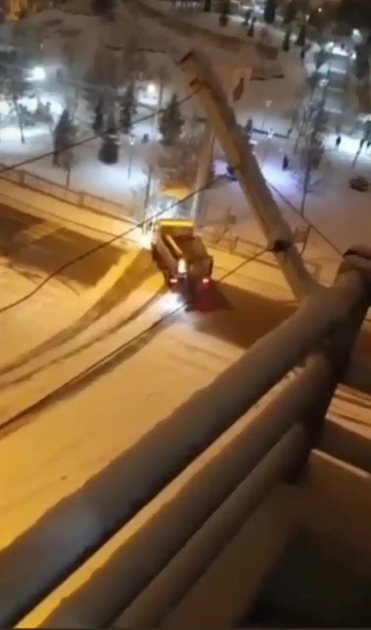 Ankara’da etkili olan kar yağışı trafikte zor anlar yaşattı
