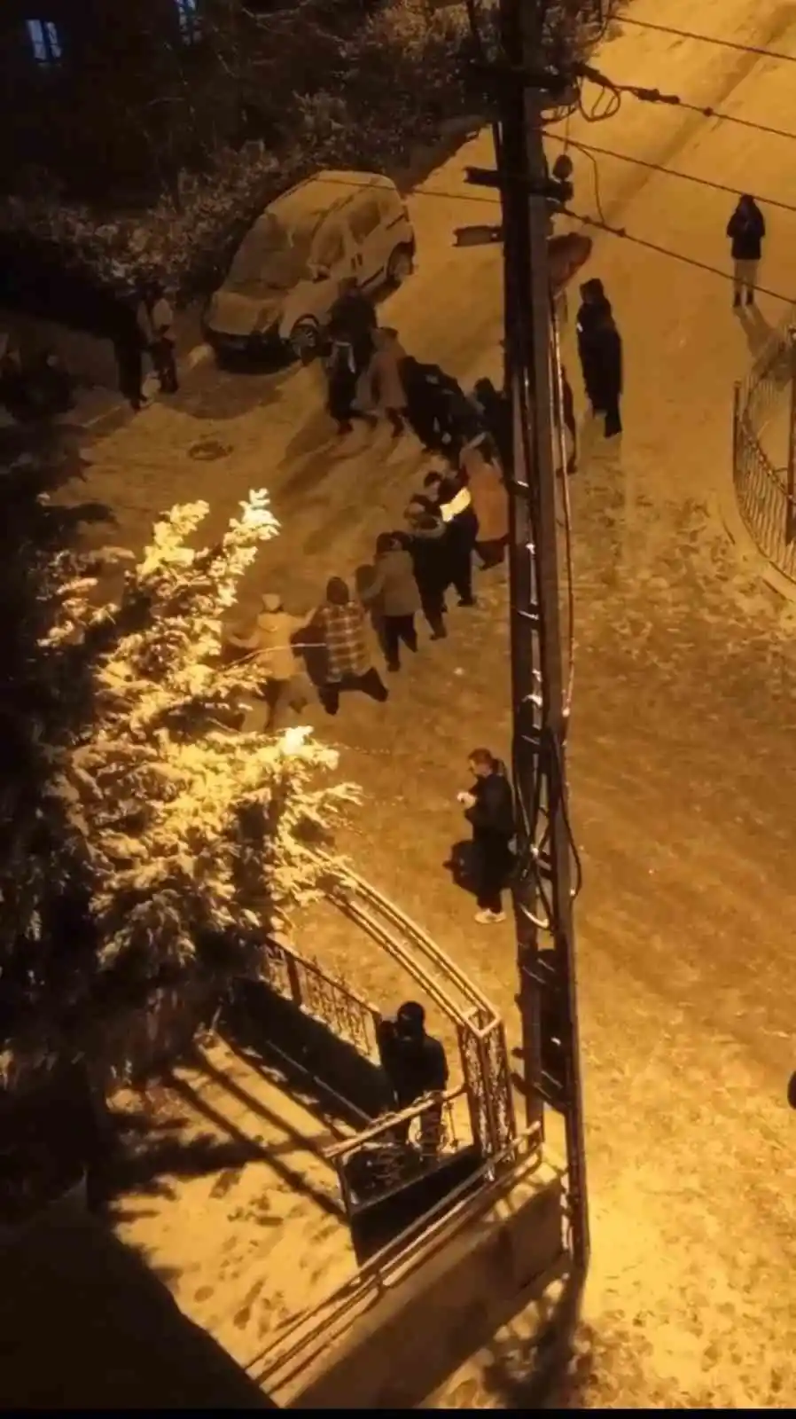 Ankara'da kar yağışı halayla kutlandı
