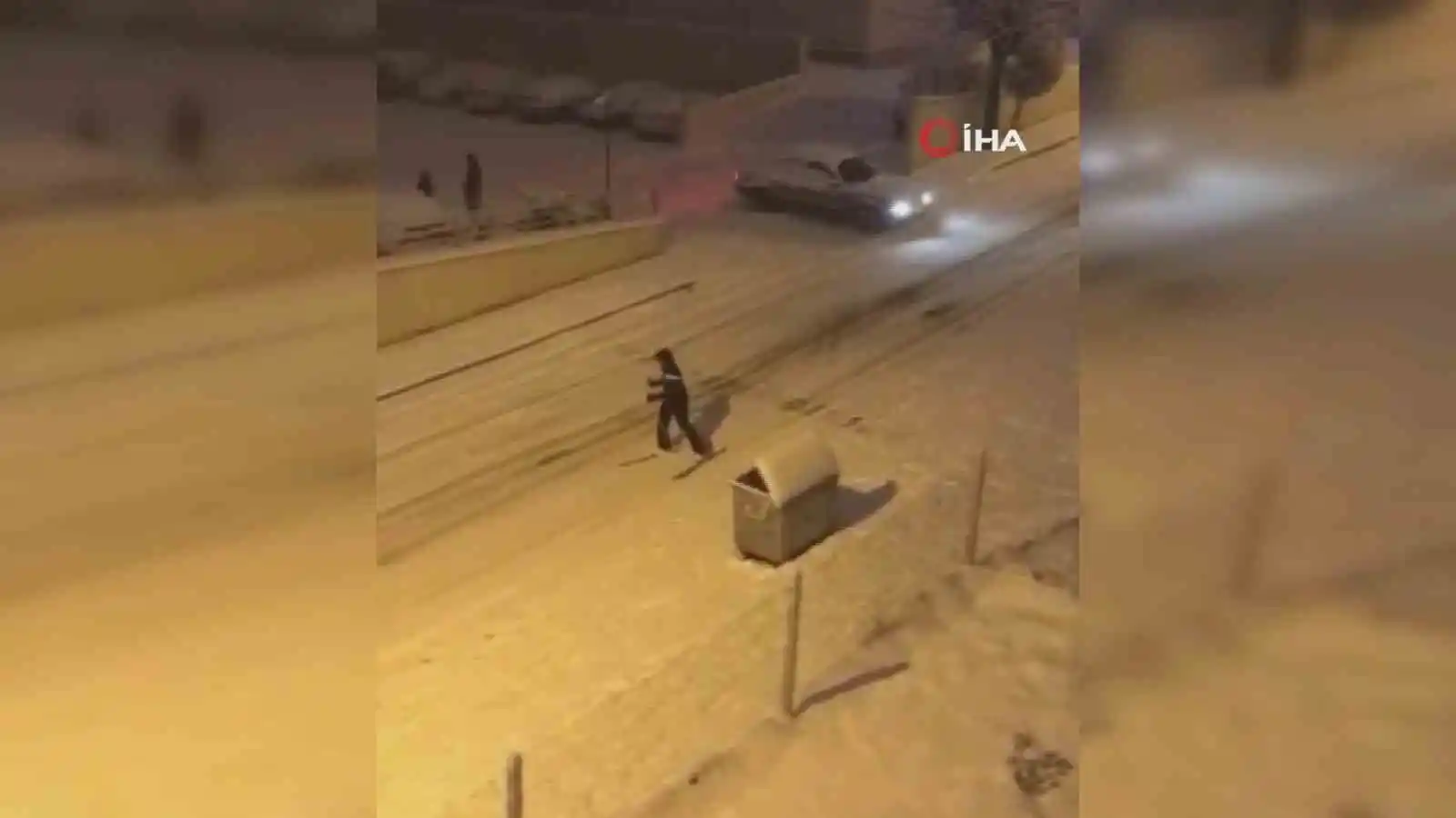 Ankara'da karla kaplı sokakta kayak keyfi kamerada