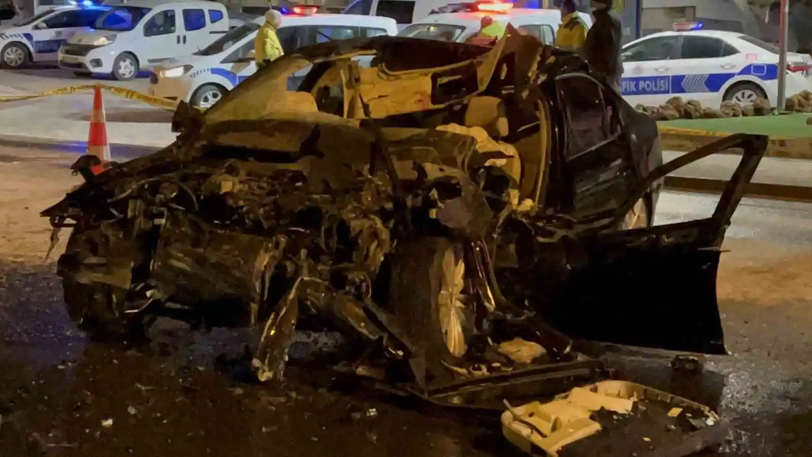 Ankara'da sulama tankerine çarpan otomobilin sürücüsü olay yerinde hayatını kaybetti
