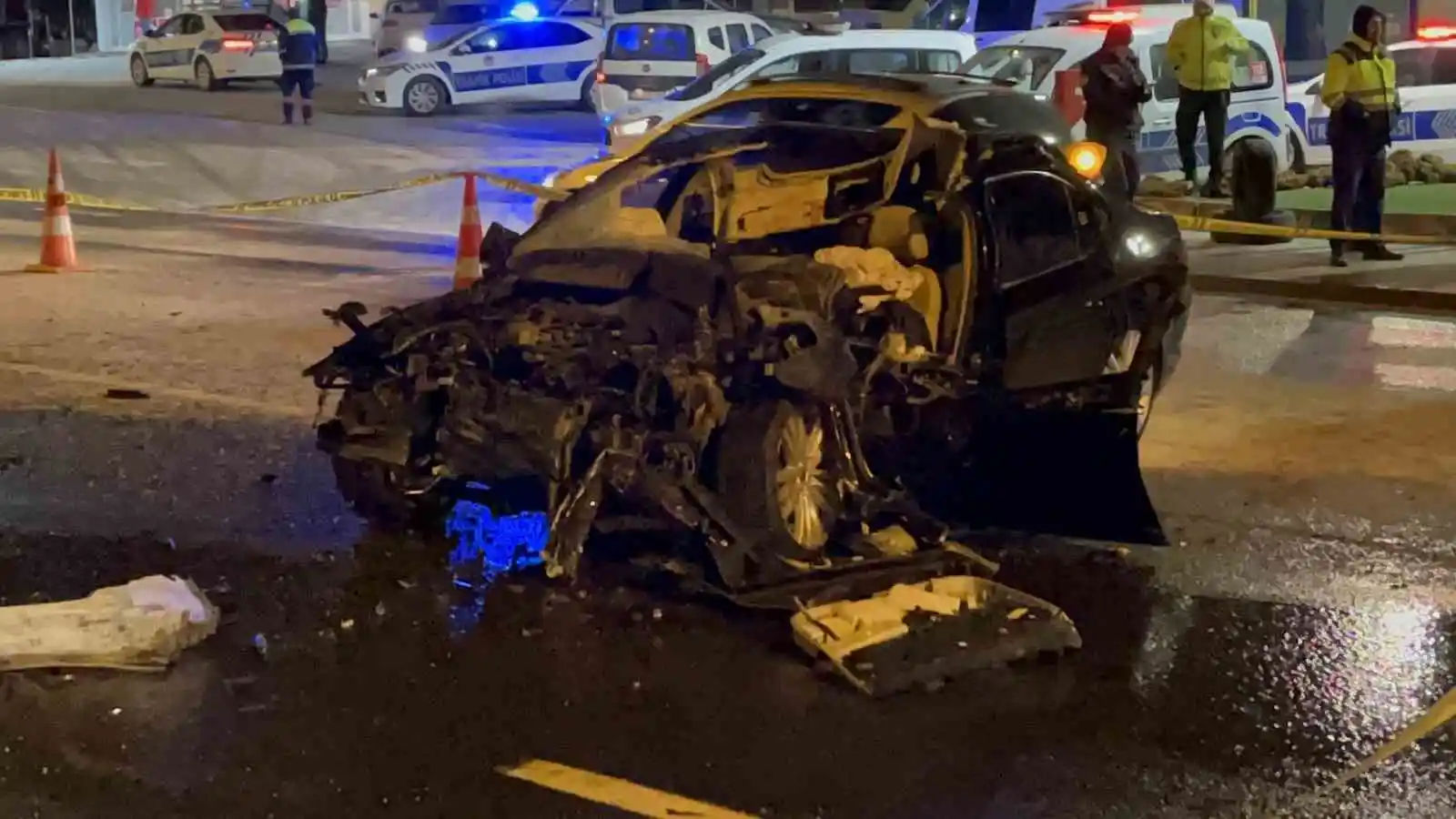 Ankara’da sulama tankerine çarpan otomobilin sürücüsü olay yerinde hayatını kaybetti