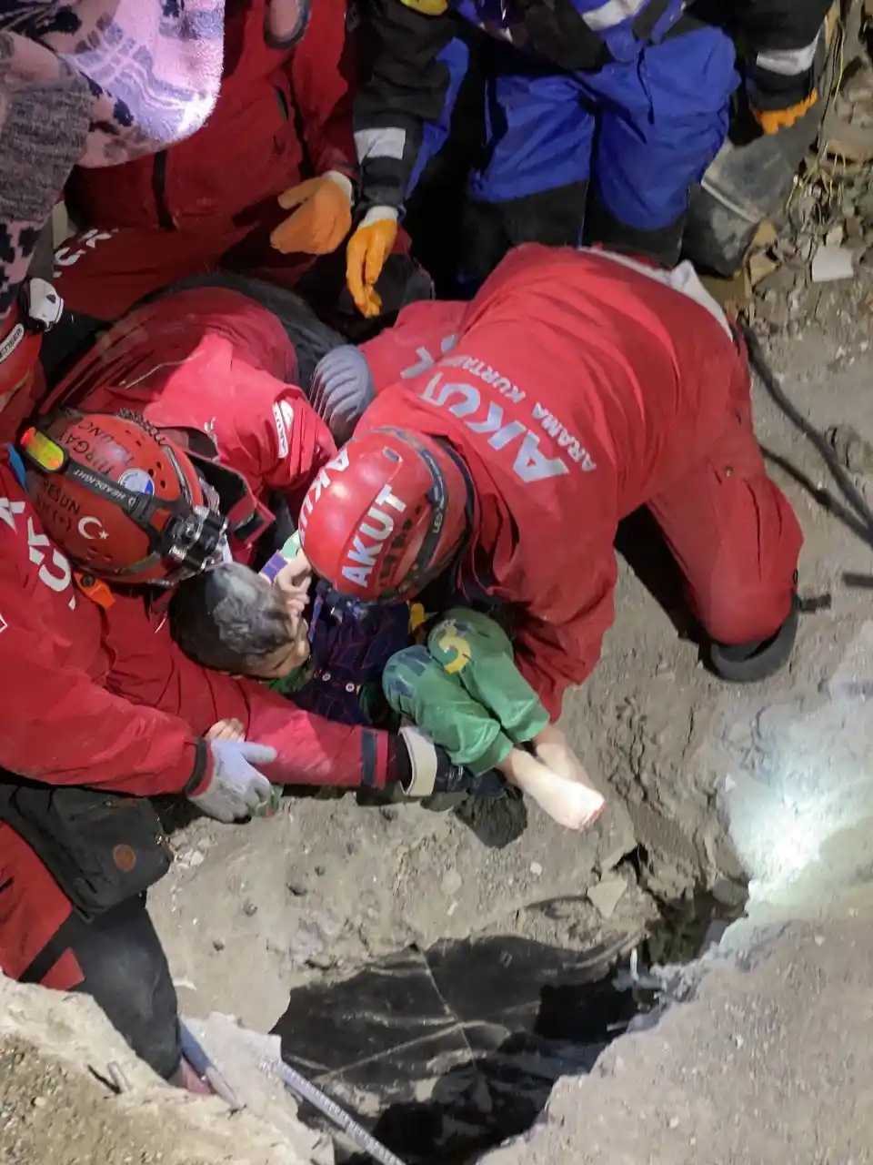 Anne ve çocuğu 47 saat sonra kurtarıldı