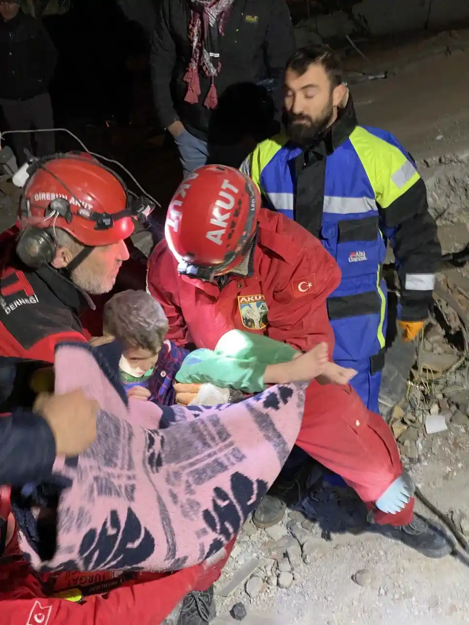 Anne ve çocuğu 47 saat sonra kurtarıldı