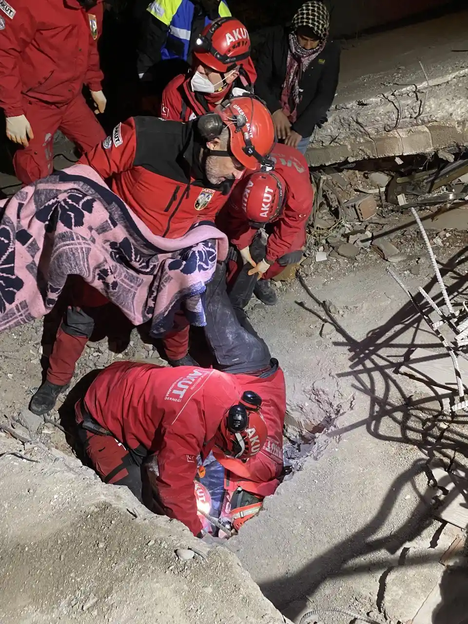 Anne ve çocuğu 47 saat sonra kurtarıldı