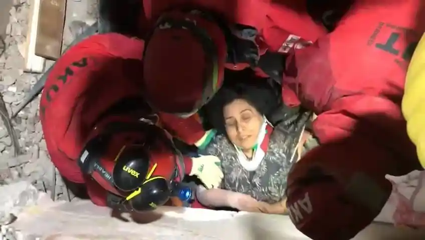 Anne ve oğlu 2 saat arayla enkazdan kurtarıldı