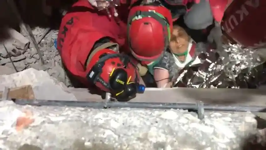 Anne ve oğlu 2 saat arayla enkazdan kurtarıldı