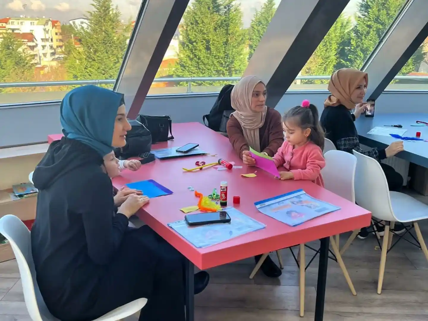 Anneler, çocuklarıyla birlikte atölye deneyimi yaşıyor
