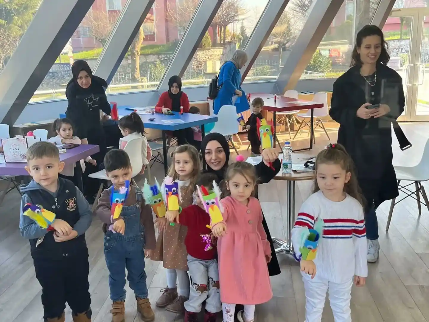 Anneler, çocuklarıyla birlikte atölye deneyimi yaşıyor