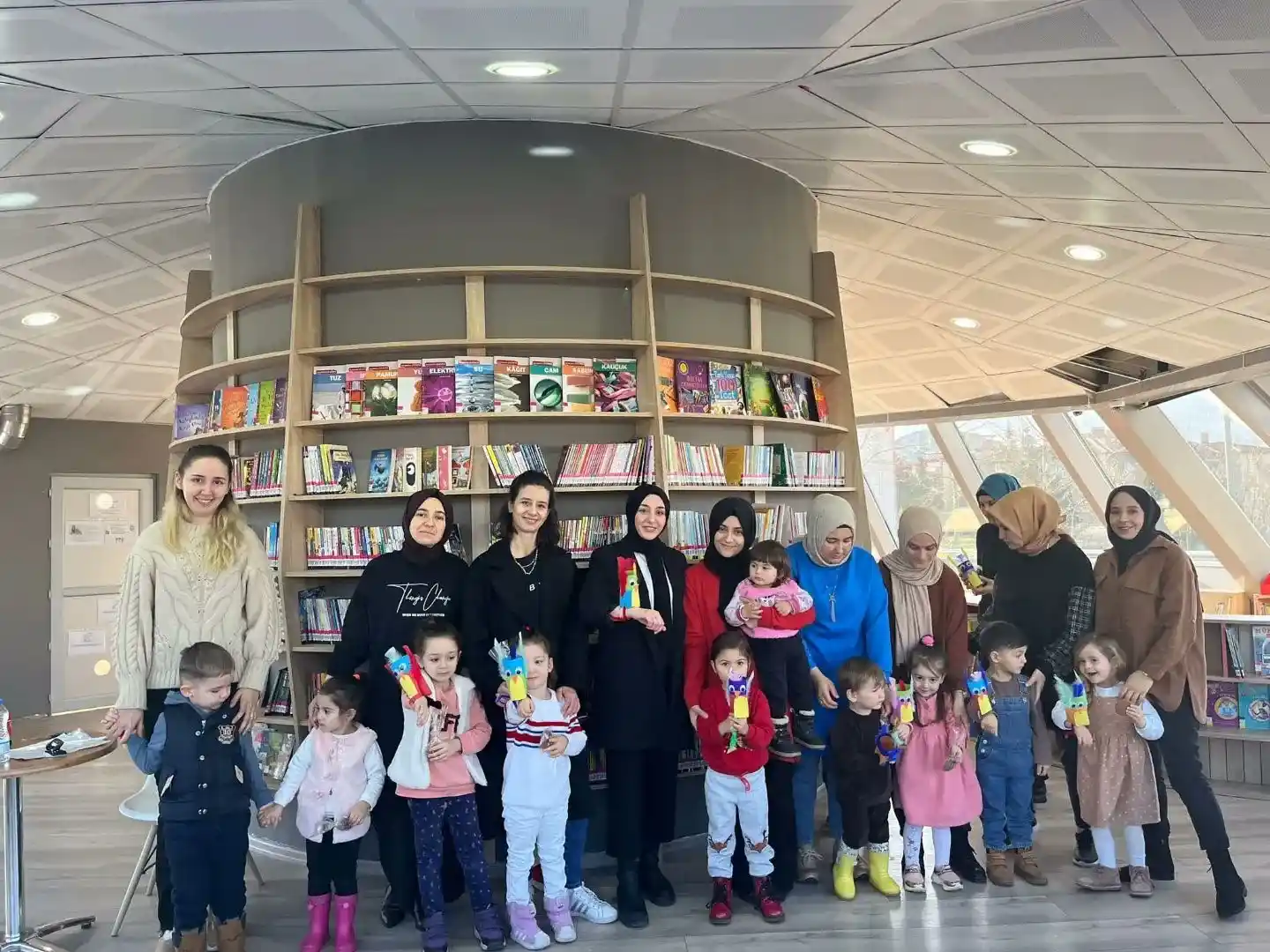 Anneler, çocuklarıyla birlikte atölye deneyimi yaşıyor