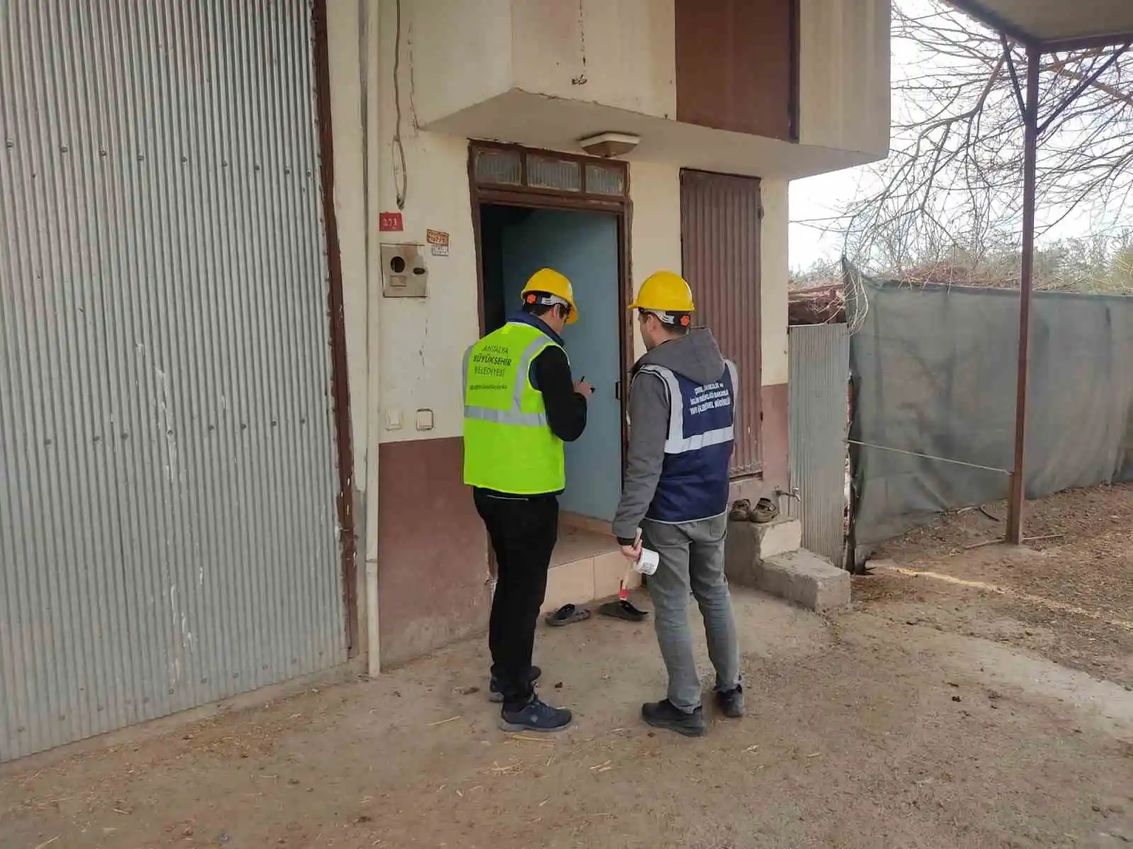 Antalya Büyükşehir Belediyesi ekipleri sahada hasar tespit çalışmalarını sürdürüyor