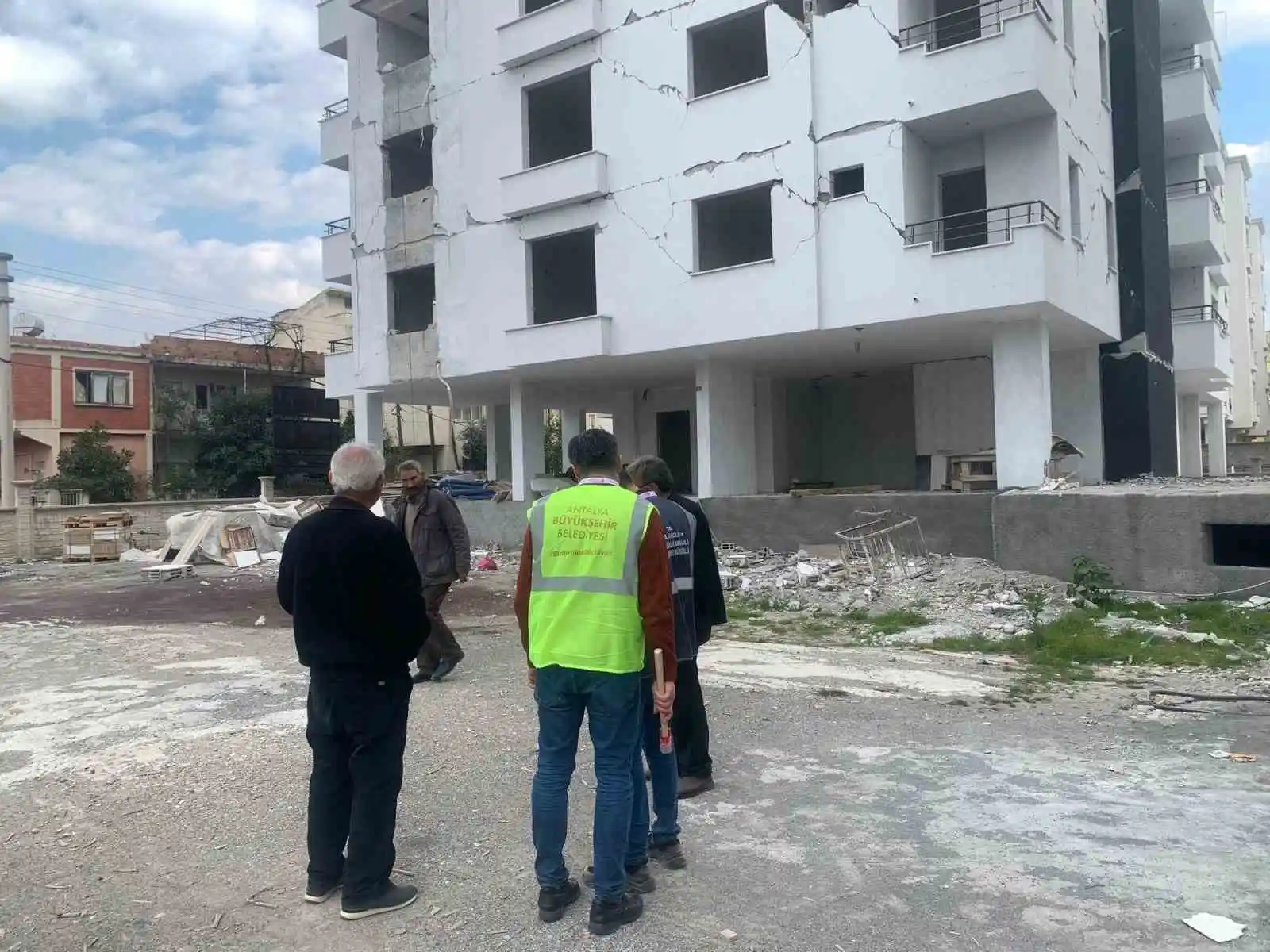 Antalya Büyükşehir Belediyesi ekipleri sahada hasar tespit çalışmalarını sürdürüyor